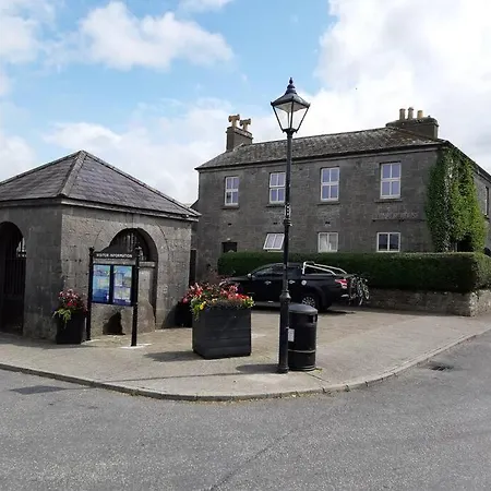 Clonbur House - Village Apartment